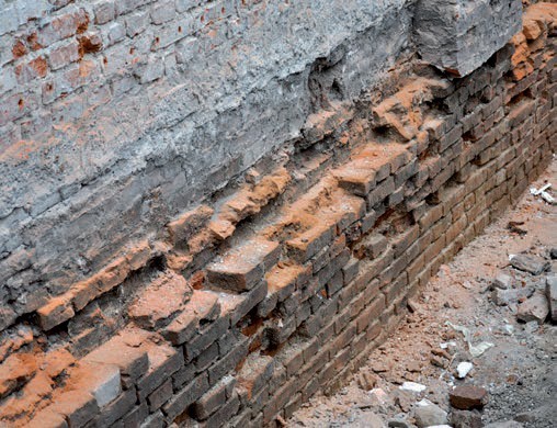 Ściana fundamentowa z cegły.