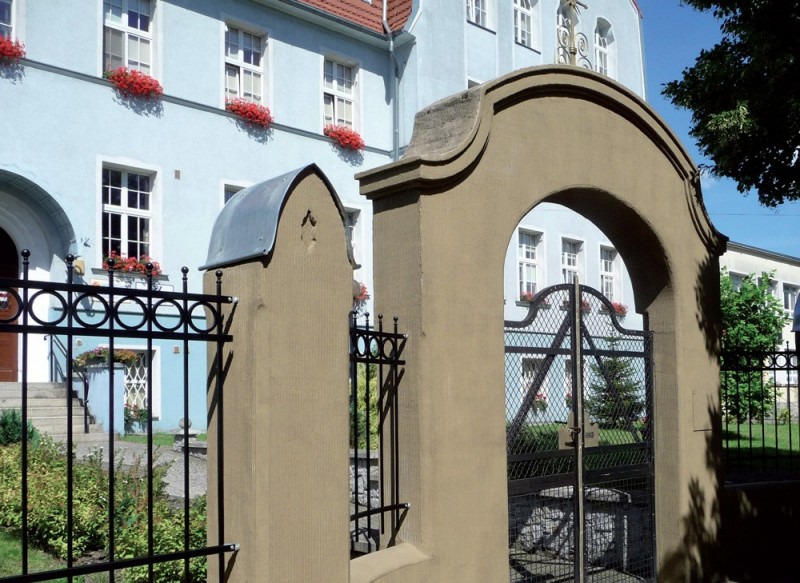 Ozdobna brama po restauracji i pomalowaniu farbą Q 360.