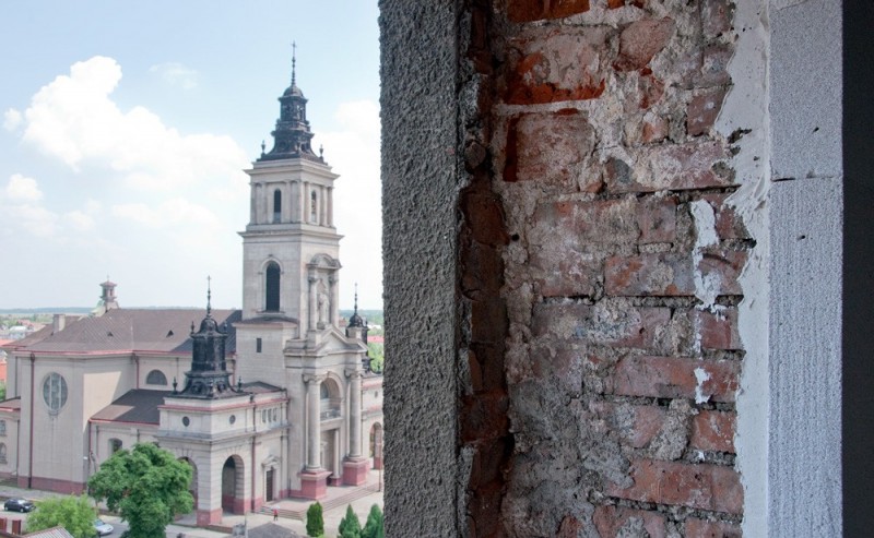 Z okien wieży widać neorenesansowy kościół Najświętszego Serca Jezusowego projektu Stefana Szyllera.