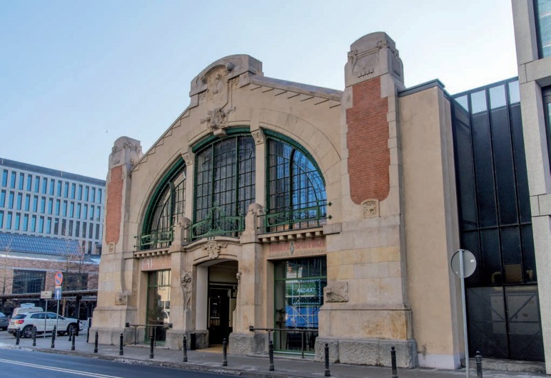 Jeden z dwóch budynków bramnych stanowiących jedyną oryginalnie zachowaną część dawnej hali Koszyki.