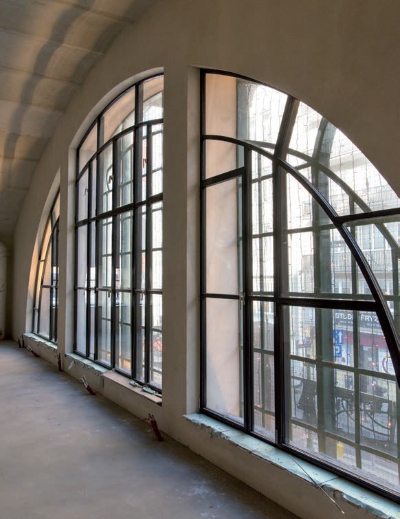 Secesyjne budynki bramne hali Koszyki ocieplono od wewnątrz mineralnymi płytami Multipor. Ten lekki i łatwy w obróbce materiał pozwala na ocieplenie nawet trudnych ościeży okien zakończonych łukowo czy ścian o bogatej tektonice.