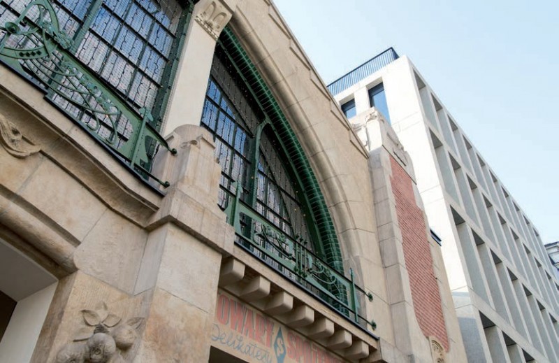 Dzięki użyciu technologii ocieplenia od wewnątrz płytami Multipor, budynki bramne hali Koszyki dostosowano do współczesnych norm termicznych, a ich bogato zdobione fasady pozostały nienaruszone.