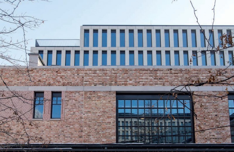 Rewitalizacja Koszyków obejmowała również budowę trzech nowoczesnych biurowców, które „doklejono” do bezokiennych ścian szczytowych kamienic sąsiadujących z halą targową.