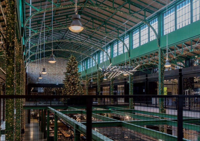 Bazylikowe wnętrze hali Koszyki po renowacji – widoczna stalowa konstrukcja w części stanowi oryginał, w dużej jednak mierze wymieniono ją na nową.