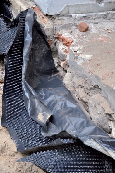 Przykład zastosowania nieodpowiednich materiałów do izolacji ściany fundamentowej.