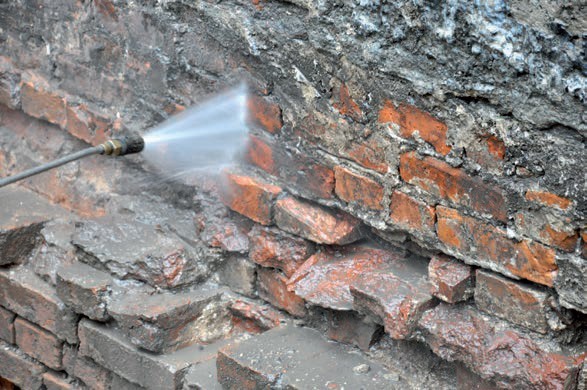 Przygotowanie podłoża z wykorzystaniem myjki ciśnieniowej.