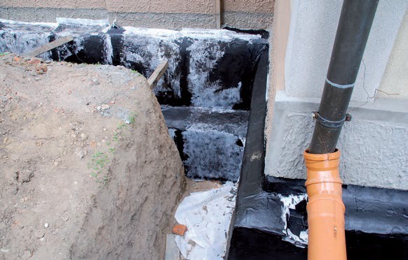 Izolacja bitumiczna COMBIDIC z wklejoną flizeliną ochronną.