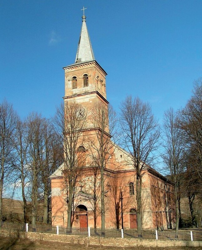 Kościół przed remontem elewacji.