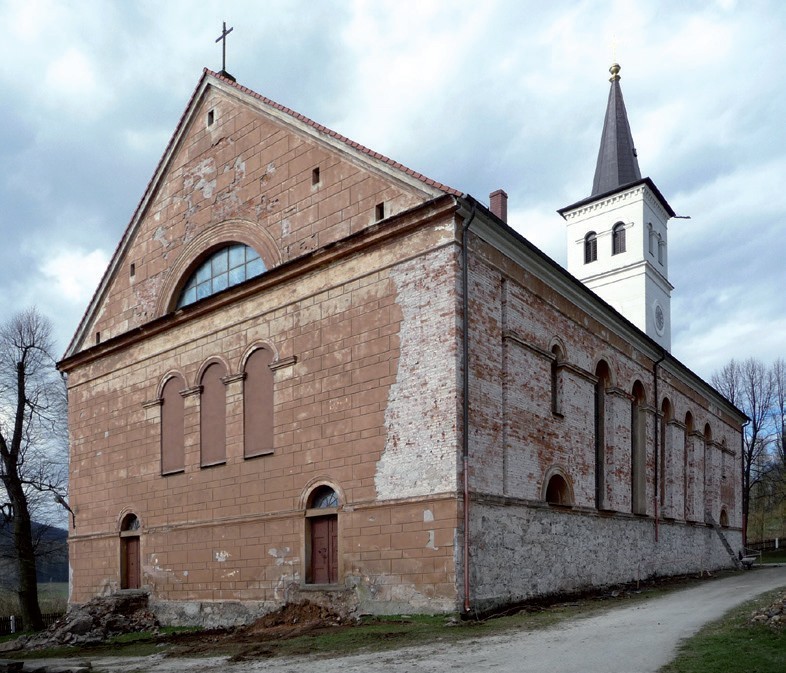 Elewacja przed remontem – liczne uszkodzenia tynków boniowanych.