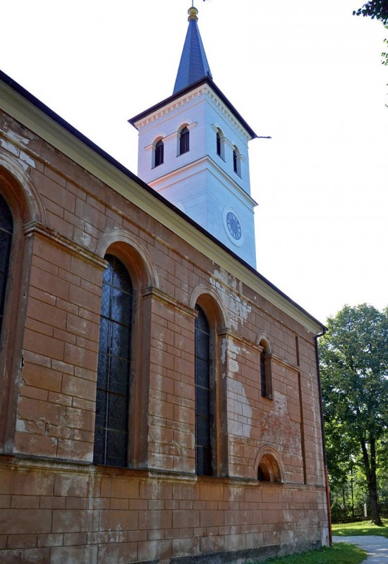 Elewacja przed remontem – liczne uszkodzenia tynków boniowanych.
