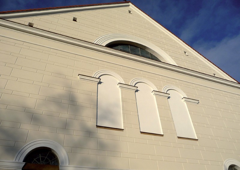 Nowe tynki boniowane, opaski okienne oraz gzymsy.