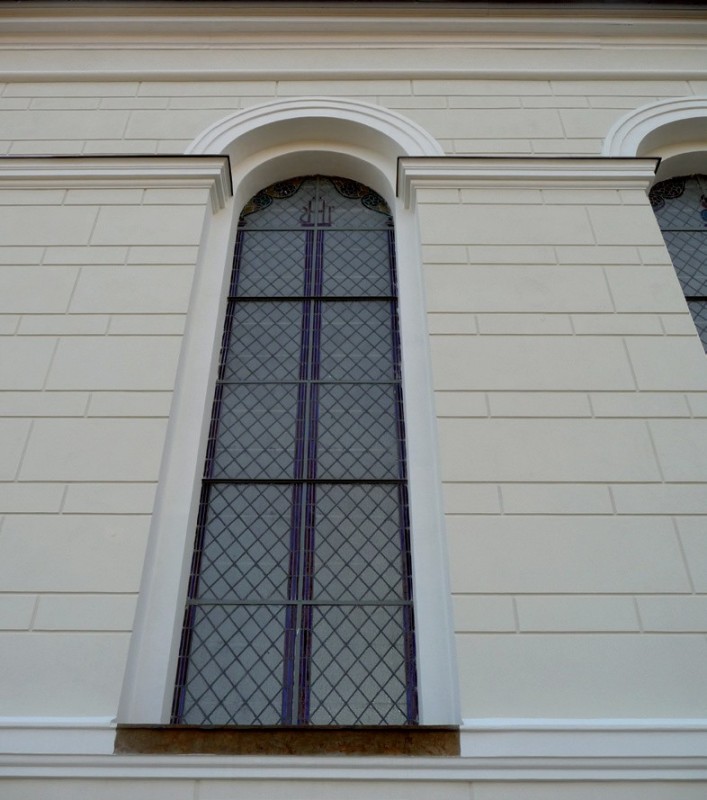 Nowe tynki boniowane, opaski okienne oraz gzymsy.