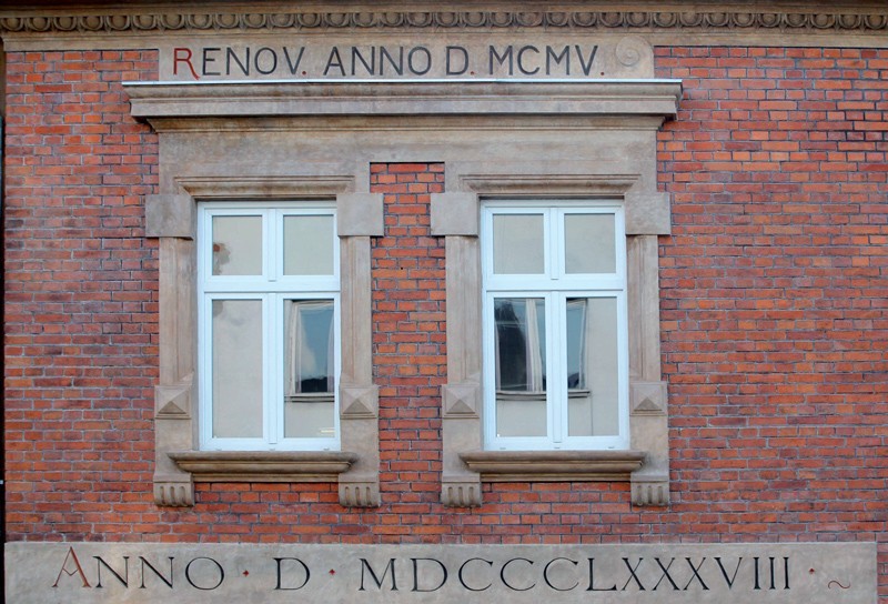 Fot. 5. Detale architektoniczne wykonane z cementu romańskiego.