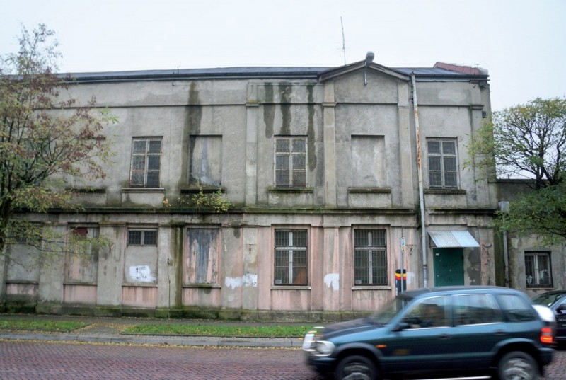 Widok elewacji budynku przed restauracją.