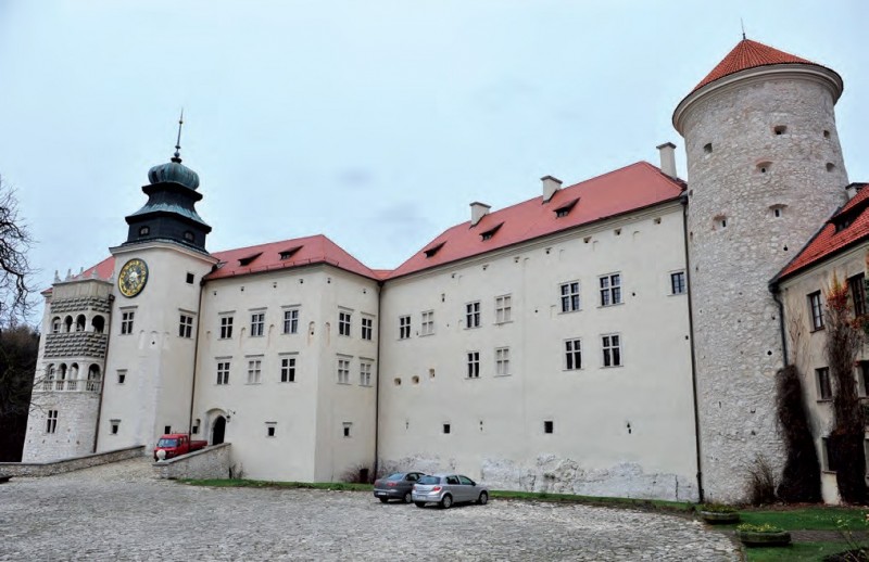 Wejście główne do zamku. Stan po konserwacji (2015 r.). Fot. Jakub Śliwa.