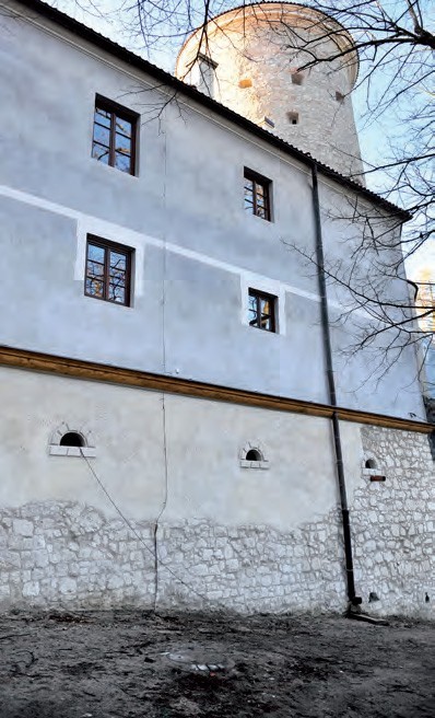 Oficyna, konserwacja tynków z XVII w. w dolnej partii i rekonstrukcja XVIII-wiecznych tynków barwionych w masie na szaro w wyższych kondygnacjach. Fot. Jakub Śliwa.