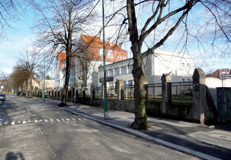 Mur ogrodzeniowy, widoczna belka podwalinowa oraz słupki.