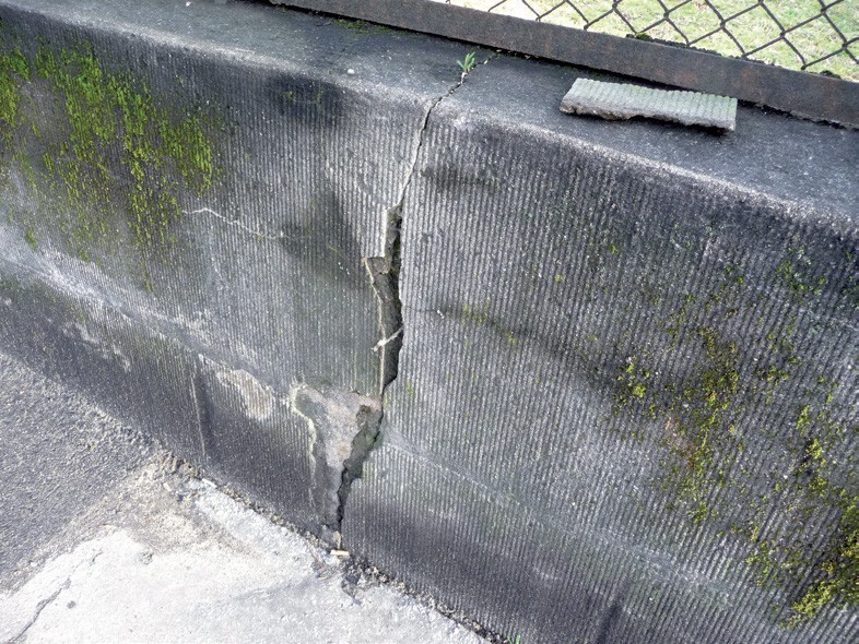 Spękania betonowej belki podwalinowej.