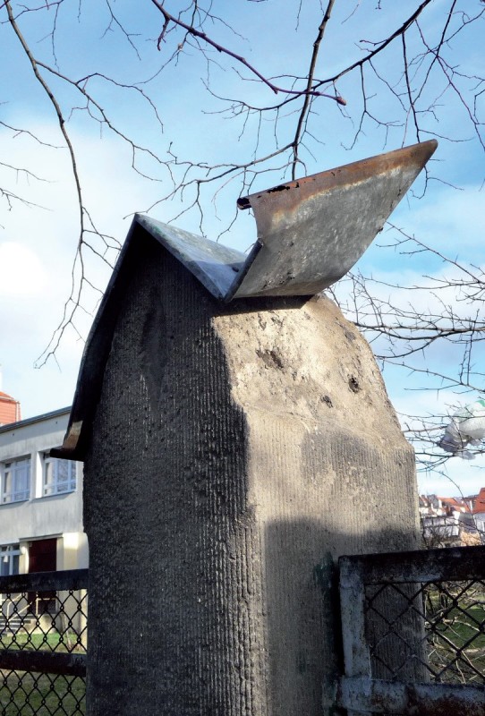 Uszkodzenia obróbek blacharskich i betonowych słupków.