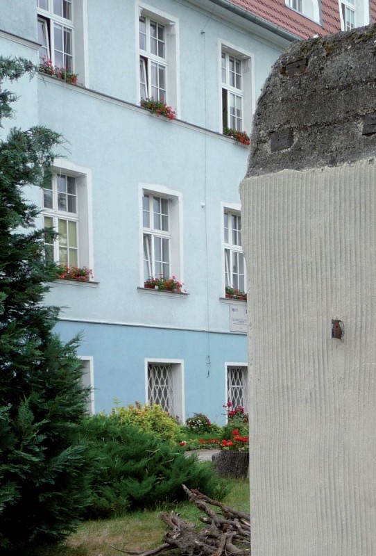 Betonowa konstrukcja ogrodzenia po nałożeniu tynku czesanego SKS.