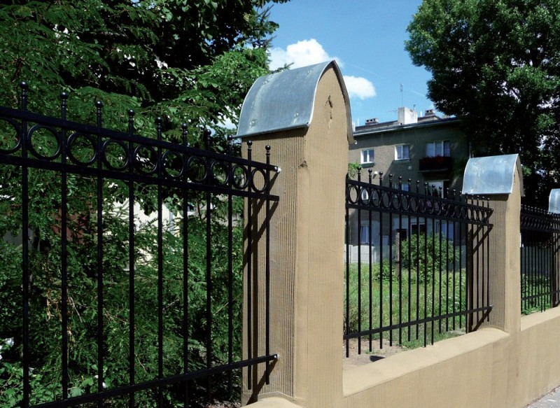 Mur po zakończeniu prac remontowych i po pomalowaniu farbą Q 360.