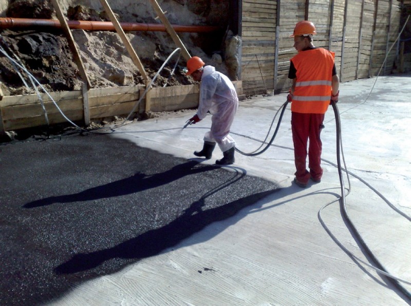 Izolacja pozioma wykonana przy użyciu mas bitumicznych oferowanych przez Schomburg Polska.