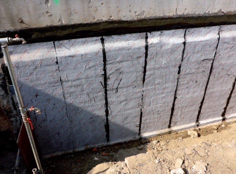 Izolacja pionowa wykonana przy użyciu mas bitumicznych oferowanych przez Schomburg Polska.