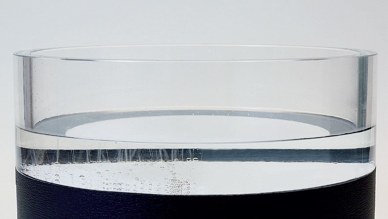 Dyfuzyjność farb krzemianowych (z lewej – farba krzemianowa, z prawej – powłoka blokująca).