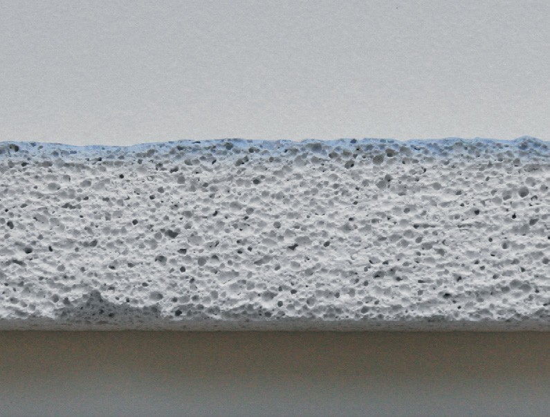 Obraz krystalizacji na powierzchni murowanej struktury