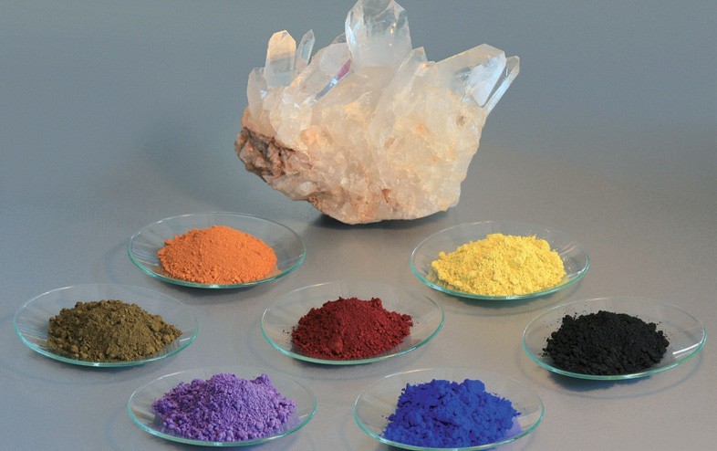 Kryształ kwarcu i nieorganiczne pigmenty w postaci sproszkowanej.