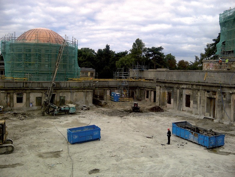 Stan obiektu przed i w trakcie remontu.
Fot. R. Wójtowicz.