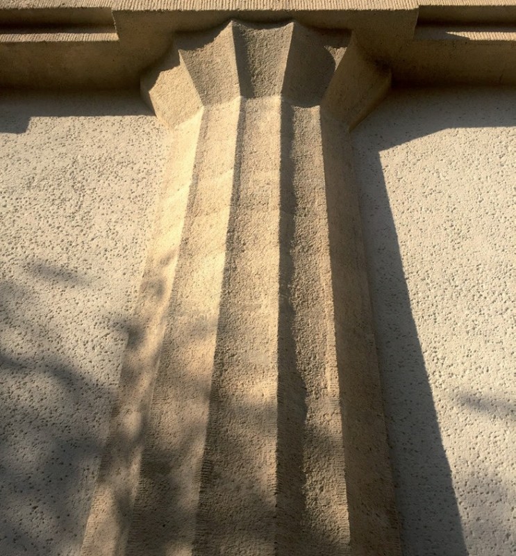 Betonowe formy antyczne pokryte półprzejrzystą farbą mineralną; widoczna faktura i struktura detalu architektonicznego elewacji.