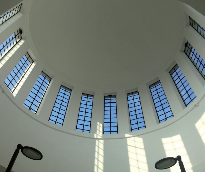 Białe wnętrze eliptycznej kopuły południowej.