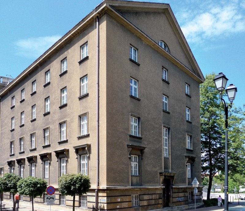 Archikatedra w Katowicach. Na pierwszym planie budynek probostwa.