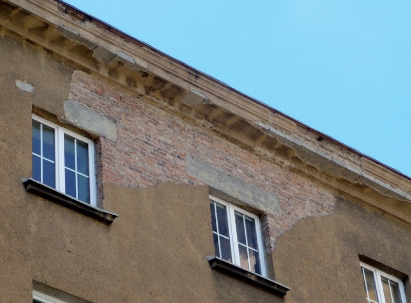 Uszkodzenia tynków elewacyjnych.