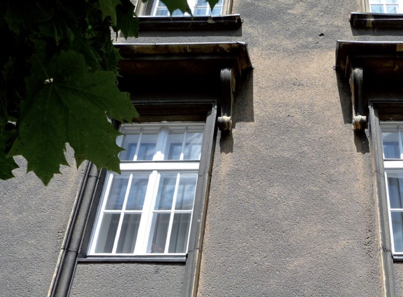 Uszkodzenia tynków nad gzymsem.