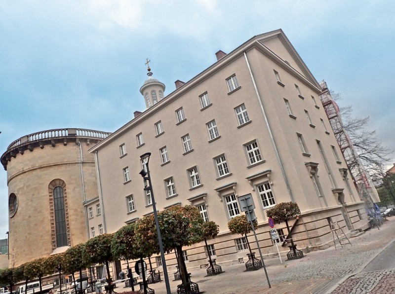 Budynek probostwa po otynkowaniu.