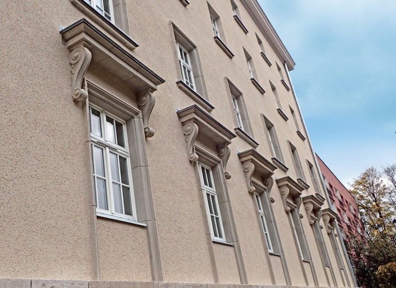 Elewacja po otynkowaniu tynkiem cyklinowanym.