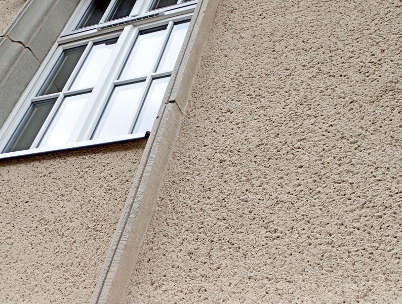 Elewacja po otynkowaniu tynkiem cyklinowanym.