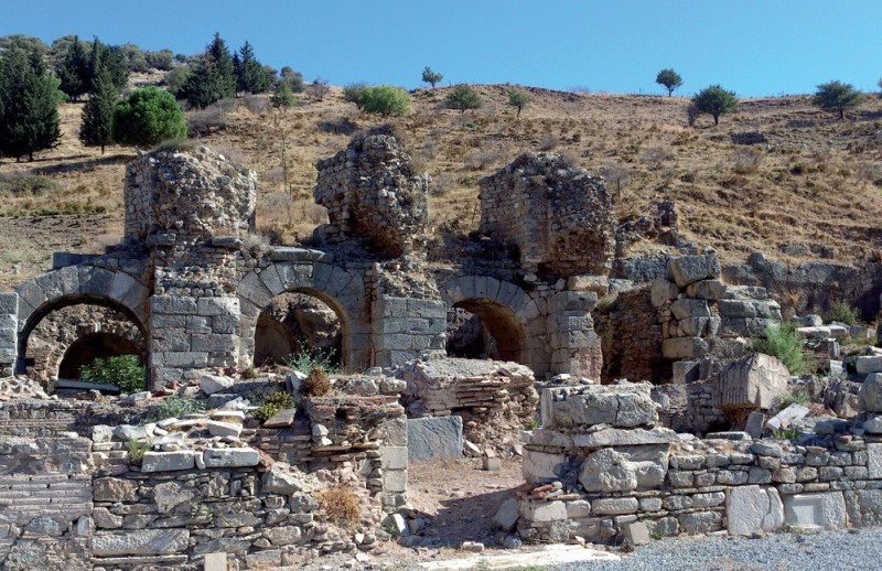W początkach cywilizacji tynkowanie to uszczelnianie na sucho stawianych ścian z kamienia naturalnego. Puste przestrzenie zatykano mchem i trawą.
