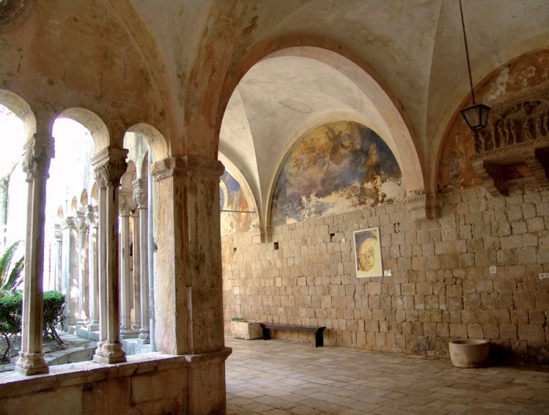 Krużganek klasztorny oo. franciszkanów w Dubrowniku.