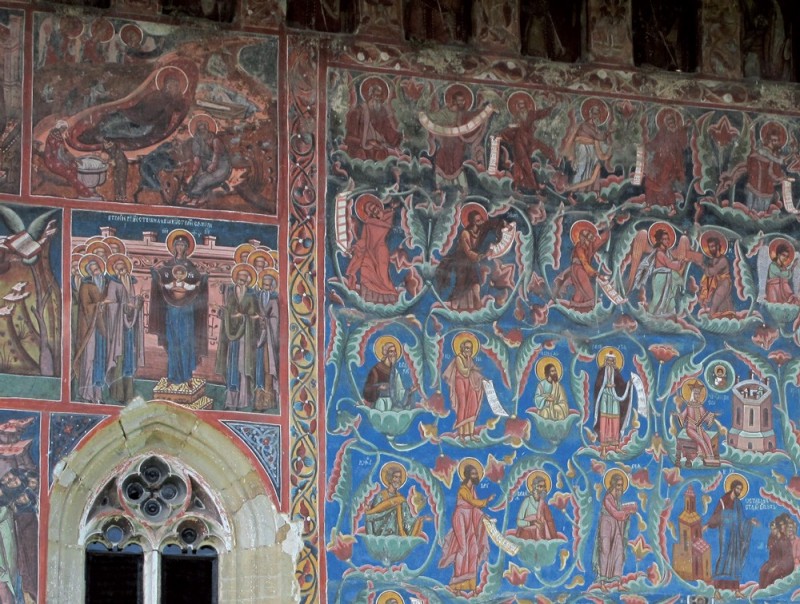 Tynki występowały często jako podkład malarski. Nanoszenie na nie farb lub malowideł, w celu chemicznego związania tynku i powłoki malarskiej, wykonywano w jednym cyklu roboczym oraz przy malowaniu świeżego tynku wapiennego farbami spojonymi białkiem lub kazeiną.