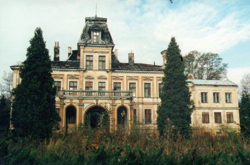 Frontowa elewacja przed pracami renowacyjnymi.
Fot. archiwum prywatne Ł. Kowacz