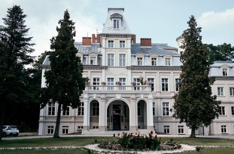 Frontowa elewacja po remoncie.
Fot. The Snap Shots