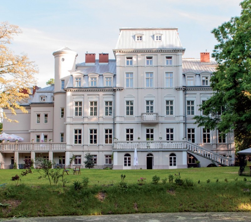 Widok pałacu od strony parku po pracach renowacyjnych.
Fot. Ł. Kowacz