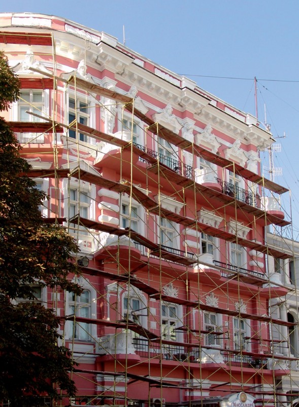 Zabytkowa kamienica
po zakończeniu
kompleksowych prac
renowacyjnych
z pozostawionym jeszcze
rusztowaniem.