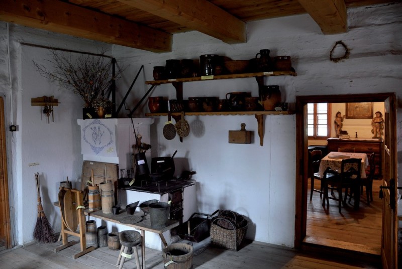 Tynki gliniane najczęściej
stosowano we
wnętrzach budynków
drewnianych, gdzie
stanowiły znakomite
uzupełnienie ubytków
i izolacje dla tego typu
ścian.