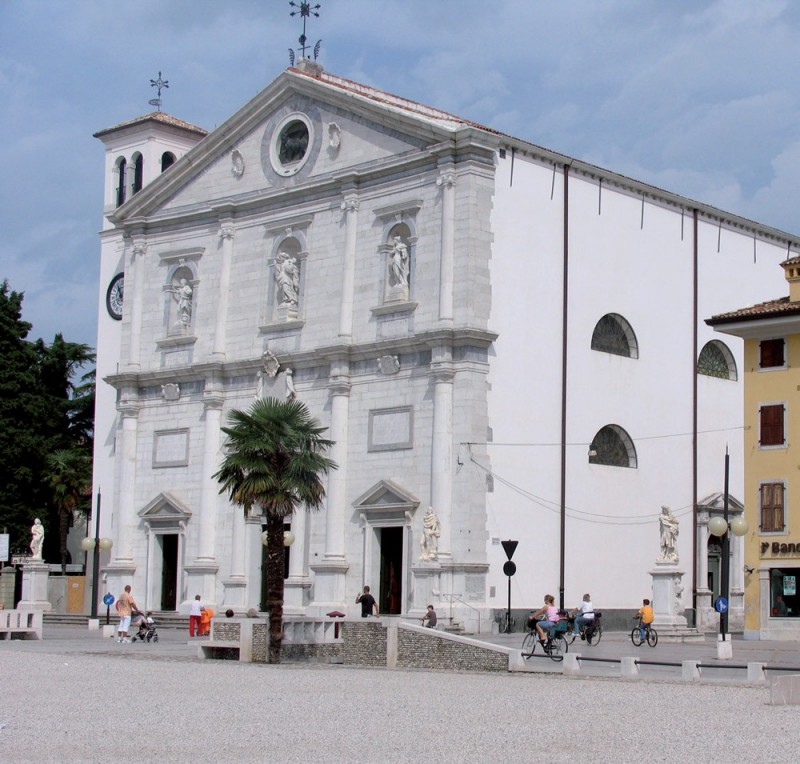 Tynki i farby wapienne ze
względu na swoje
właściwości
i uwarunkowanie
historyczne często
stosuje się w połączeniu
z kamieniem naturalnym.