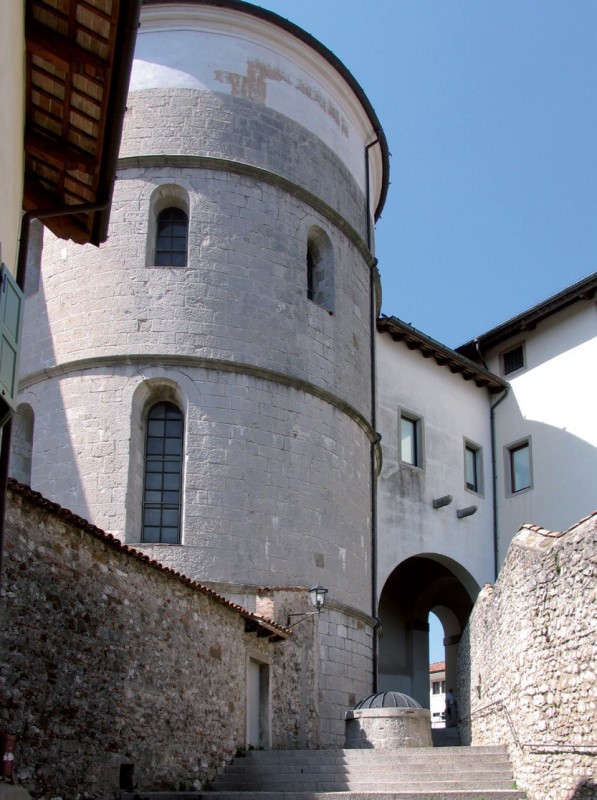 Tynki i farby wapienne ze
względu na swoje
właściwości
i uwarunkowanie
historyczne często
stosuje się w połączeniu
z kamieniem naturalnym.