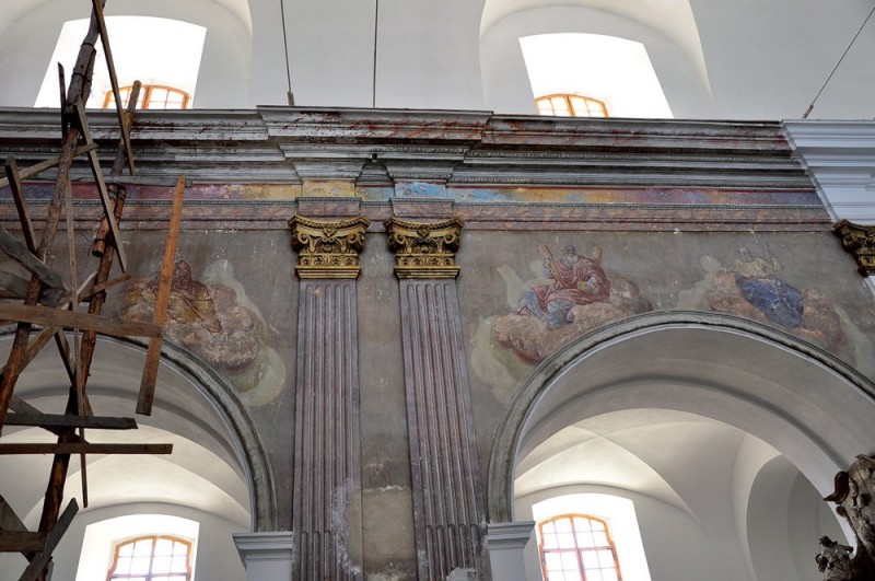 Wyprawy wapienne
to również wnętrza
obiektów. Na zdjęciu
widoczne prace
konserwatorskie
przy malowidle
ściennym, sąsiadującym
ze ścianami
odnowionymi gotowymi
mieszankami
na bazie wapna.